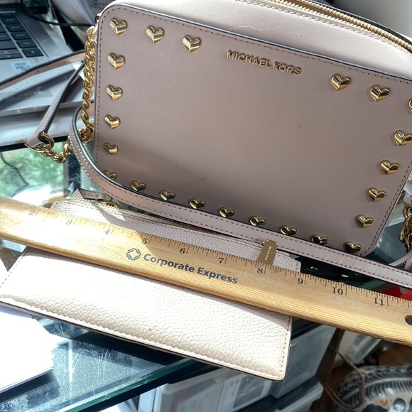 Michael Kors pink shoulder bag with matching wallet. Excellent condition! - Picture 2 of 11